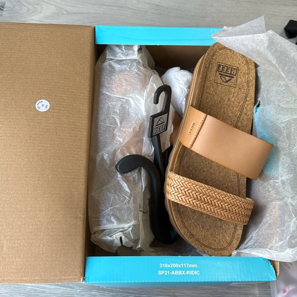 Reef’s CUSHION VISTA HI‎ Women’s Sandals Natural Braid 8 NWT in packaging